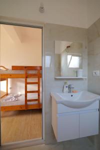 La salle de bains est pourvue d'un lavabo et de lits superposés. dans l'établissement Tropikal Freskia Bunec, à Saranda