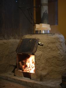 - un four en briques avec une cheminée dans l'établissement 能登ごはん農場 暮らしの宿じろざみ, à Nanao