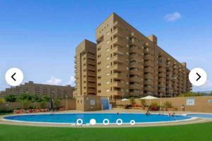 una rappresentazione di un grande condominio con due frecce di Apartamento con vistas al mar y montaña a Oropesa del Mar