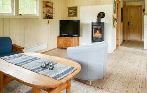 ein Wohnzimmer mit einem Tisch und einem Holzofen in der Unterkunft Beautiful Home In Eggedal With House A Mountain View in Kleiv