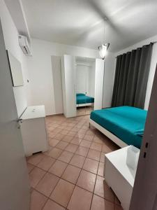 um pequeno quarto com uma cama e uma mesa em Enea residence em Pozzuoli