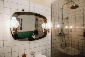 a bathroom with a mirror and a shower at Le Cap 80… La suite des nostalgiques in Gujan-Mestras