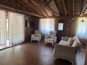 un soggiorno con 2 sedie e un divano di Angel camping a Kumluca