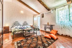 una camera con letto e tavolo di Villa Marko a Marasi