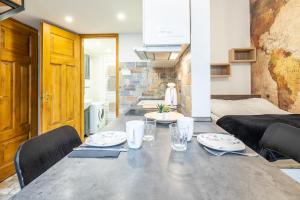 Un comedor con una mesa con platos y vasos. en Luxurious Apartments At City Center, en Budapest