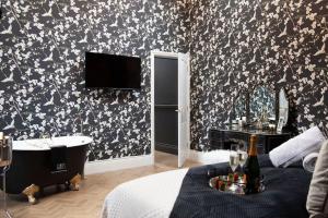 um quarto com uma cama, uma banheira e uma televisão em Prestige 2 Bedroom Apartment With Free Parking em Bournemouth