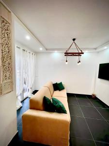 uma sala de estar com um sofá e uma televisão em Zambujeira Terrace na Zambujeira do Mar
