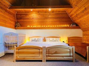 Un dormitorio con una cama grande con techo de madera. en Cesta z mesta na Huty, en Huty 30 fotos más