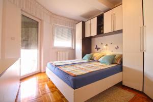 a small bedroom with a bed in a room at Apartment Stinjan 2287 in Pula