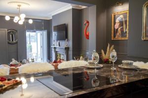 uma sala de estar com uma mesa com comida em Prestige 2 Bedroom Apartment With Free Parking em Bournemouth
