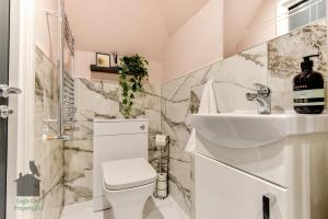 een badkamer met een wit toilet en een wastafel bij Quirky second floor Studio close to train station with parking in Worthing
