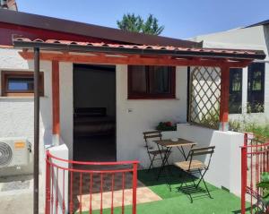 eine Terrasse mit Stühlen und einem Tisch in einem Haus in der Unterkunft Pier Delle Vigne B&B in Pineto