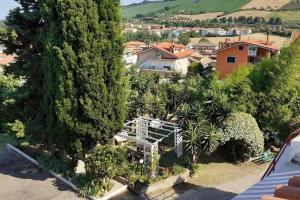 une vue aérienne sur une ville avec des arbres et des maisons dans l'établissement Pier Delle Vigne B&B, à Pineto