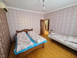 1 Schlafzimmer mit 2 Betten in einem Zimmer in der Unterkunft Nasimi Villa in Qəbələ