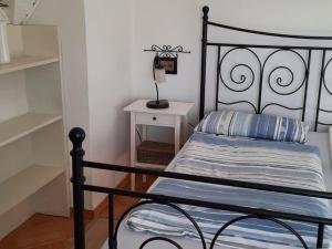 ein Schlafzimmer mit einem schwarzen Bett und einem Nachttisch in der Unterkunft Ferienwohnung Klute in Allendorf