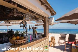 聖吉爾萊班的住宿－Prana Lodge Saint Gilles les Bains 800 m de la plage，海滩上的餐厅,以大海为背景