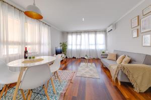 a living room with a table and a couch at HB Apartments - Mercado Central - Rambla Alicante - La Suite de la Playa in Alicante
