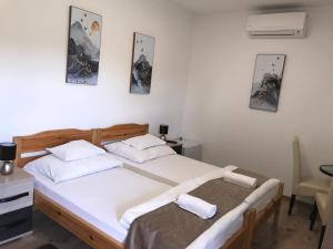 1 dormitorio con 2 camas en una habitación en Tó-Party Apartman en Kiszombor