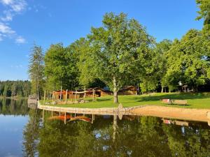 een brug over een meer met een speeltuin erop bij Am Herrensee in Litschau
