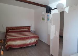 - une chambre blanche avec un lit dans l'établissement Pier Delle Vigne B&B, à Pineto