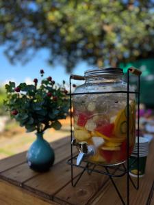 un frasco de comida en una mesa junto a un jarrón en Viewest Glamping Dong Mo, en Hanói