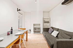 ein Wohnzimmer mit einem Sofa und einem Tisch in der Unterkunft Livestay-Three Bedroom House in Belvedere with Private Garden in Belvedere