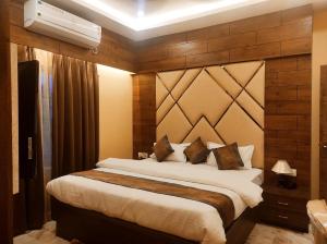 1 dormitorio con 1 cama grande en una habitación en Hotel Friends Palace, en Tezpur