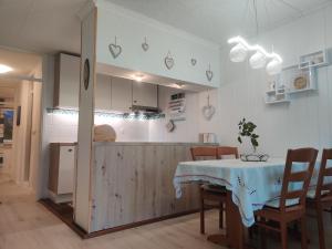 cocina y comedor con mesa y sillas en Apartment Lilija, en Bovec