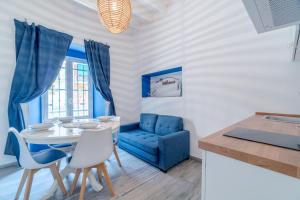 una sala da pranzo con divano blu e tavolo di Rapallo Seaside Dream! Lovely Studio a Rapallo