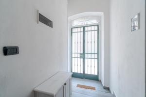 una camera bianca con una grande finestra e un tavolo di Rapallo Seaside Dream! Lovely Studio a Rapallo