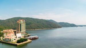 un gran edificio en medio de una gran masa de agua en Auberge Discovery Bay Hong Kong, en Hong Kong