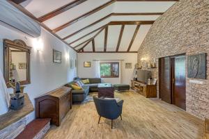 un salon avec un canapé et un mur en pierre dans l'établissement Wellness House On The River Kupa - Happy Rentals, à Banska Selnica