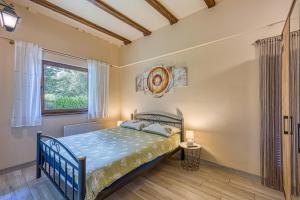 une chambre avec un lit et une fenêtre dans l'établissement Wellness House On The River Kupa - Happy Rentals, à Banska Selnica 28 autres photos