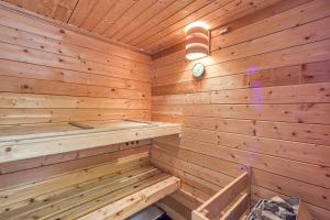 un sauna en bois avec une horloge sur le mur dans l'établissement Wellness House On The River Kupa - Happy Rentals, à Banska Selnica