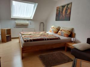 - une chambre avec un lit dans une pièce dotée d'une fenêtre dans l'établissement Apartment Schwär, à Endingen am Kaiserstuhl