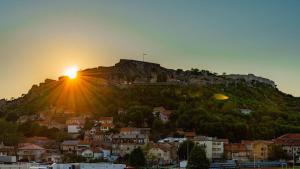 een berg met de zonsondergang bovenop bij Dinara View Apartment-Knin in Knin