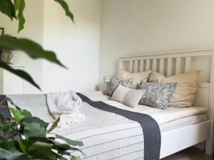 Ένα ή περισσότερα κρεβάτια σε δωμάτιο στο Home by Doni I Apartment an der Kunsthalle I Parkplatz & Balkon