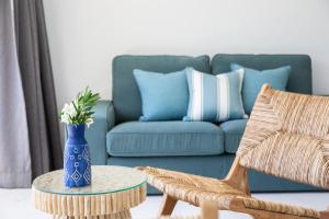 un jarrón azul sobre una mesa en una sala de estar con sofá en Zog Villas, en Koh Samui 