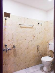 Phòng tắm tại OYO Flagship Nivas Inn
