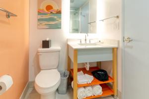 uma casa de banho com um WC e um lavatório em Golden Sands Oceanfront Hotel em Carolina Beach
