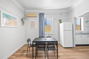 Una cocina con mesa y sillas y un refrigerador. en Comfort Single Room - Private - Prime Spot in Hurstville, en Sídney 15 fotos más