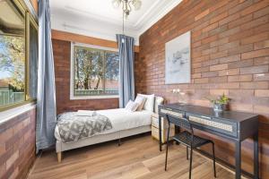 un dormitorio con una cama y un escritorio en Comfort Single Room - Private - Prime Spot in Hurstville, en Sídney