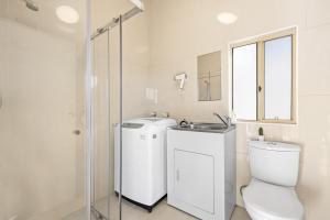 Un baño con inodoro, lavabo y ducha. en Comfort Single Room - Private - Prime Spot in Hurstville, en Sídney