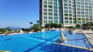 una grande piscina di fronte a un grande edificio di Auberge Discovery Bay Hong Kong a Hong Kong Altre 33 foto