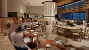 香港的住宿－香港愉景灣酒店，一间在房间内配有桌椅的餐厅