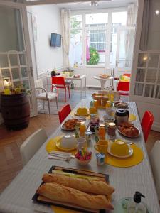 ドゥエーにあるB&B My Art House (Douai Centre)のテーブル(朝食用の食材付)