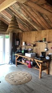cocina con mesa de madera en una habitación en Au Bien-Etre à Deux, en Spa