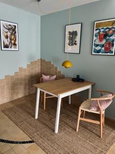 uma sala de jantar com uma mesa de madeira e uma cadeira em Apfelhof Biesenbrow em Biesenbrow