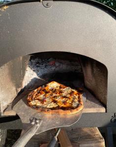Une pizza est préparée sur un barbecue. dans l'établissement OSLOFJORD IDYLL, close to Oslo City Centre, 