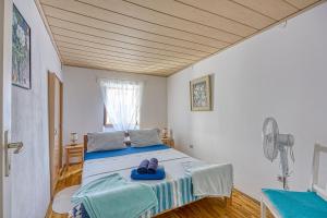 Beli Old Town Apartment - Happy Rentals في بيلي: غرفة نوم بسرير عليها شبشب